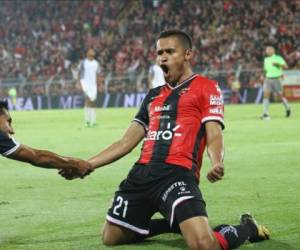 Rojas celebra su primer gol con la camisa de Alajuela. Foto: La Nación para El Heraldo.