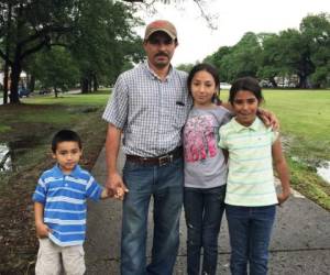 Melvin celebra el reencuentro con sus hijos. Los dos menores nacieron en EEUU y la mayor fue llevada desde Honduras..