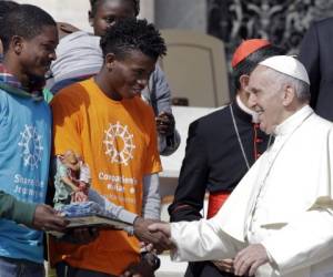 El papa Francisco ha pedido en varias ocasiones a los países que reciban a los migrantes y frenen las expulsiones colectivas. Foto: Agencia AP