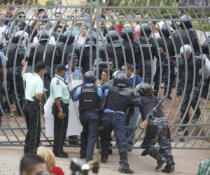 Elementos policiales ingresaron a Ciudad Universitaria de Tegucigalpa la mañana del viernes para desalojar a un grupo de estudiantes, foto: Estalin Irías / EL HERALDO.