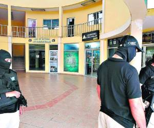 Este centro comercial, que consta de 22 locales, también fue asegurado por las autoridades. Los comerciantes deberán pagar la renta a la OABI.