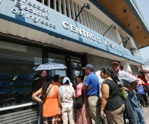 Entre 300 y 350 de los empleados despedidos han sido contratados para trabajar en la administración tributaria, la que está bajo la Presidencia de la República.