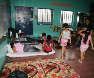 En la Escuela Toribio Bustillo, de la colonia Las Brisas, permanecen más de 80 personas albergadas. Foto:Efraín Salgado/EL HERALDO.