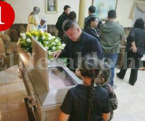 1.Familiares de Luis Joel Rivera Perdomo clamaron por su vidaEn los últimos momentos de vida del universitario Luis Joel Rivera Perdomo, sus familiares clamaron por su vida a tres supuestos miembros de la pandilla 18 que entraron a la fuerza a su vivienda y lo sacaran a la calle para asesinarlo.