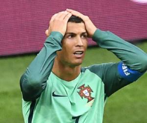 Portugal's forward Cristiano Ronaldo reacts during the 2017 Confederations Cup group A football match between Russia and Portugal at the Spartak Stadium in Moscow on June 21, 2017. / AFP PHOTO / Yuri KADOBNOV