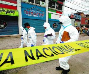 Agentes de Inspecciones Oculares de la Dirección Policial de Investigaciones (DPI) llegaron para procesar la escena de muerte.