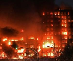 El fuego engulló casi por completo el edificio muy rápidamente, dejando impresionantes imágenes de este inmueble situado en una zona residencial de las afueras de Valencia, completamente en llamas.