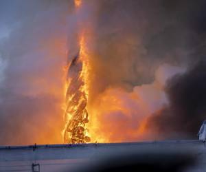 La torre -de 54 metros de alto- de la histórica bolsa de valores de Boersen ardió en llamas mientras el edificio se incendiaba en el centro de Copenhague, Dinamarca, este martes 16 de abril de 2024.