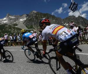 Audrey Amador (a la izquierda), Alejandro Valverde y Gorka Izagirre afrontan una curva en Col de la Madeleine durante el Tour.