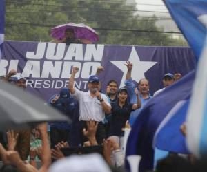 Ni la lluvia detuvo al candidato nacionalista, quien afirmó que seguirá su lucha frontal contra la delincuencia.