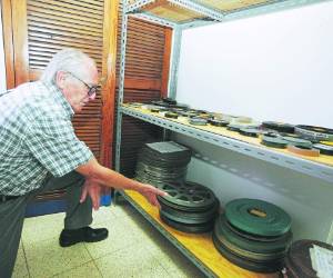 René Pauck ha convertido la Cinemateca de la UNAH en su santuario, pues hace lo que más le apasiona.