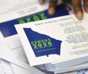 Un empleado muestra folletos relacionados con el censo 2020 de Estados Unidos en una reunión en el estado de Georgia, el 13 de abril de 2019. (AP Foto/John Amis, File)