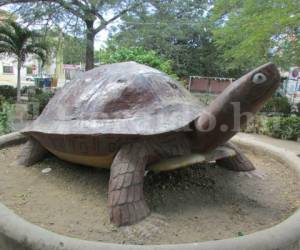La estatua de la tortuga es la que genera mayor asombro entre los niños, quienes a diario aprecian esta especie en su tamaño real por lo que al observarla en ese tamaño les genera admiración.