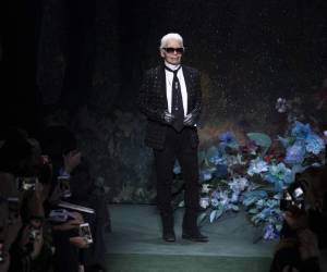 Fashion designer Karl Lagerfeld acknowledges audience applause after Fendi's Haute Couture Fall/Winter 2017/2018 fashion collection presented in Paris, France, Wednesday, July 5, 2017. (AP Photo/Kamil Zihnioglu)