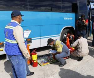 Los mecánicos de diferentes instituciones son los encargados de revisar los buses de turismo y taxis que saldrán en excursiones durante el feriado morazánico, que se realizará en la primera semana de noviembre.FotoÑ EL HERALDO