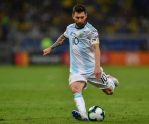 En esta foto de archivo tomada el 2 de julio de 2019, el argentino Lionel Messi golpea el balón durante el partido de semifinales del torneo de fútbol de la Copa América contra Brasil en el Estadio Mineirao en Belo Horizonte, Brasil. Foto: AFP