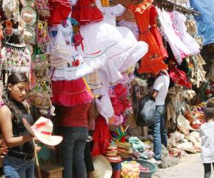 La popular feria de la calle 8, en las inmediaciones de los mercados de Comayagüela, ofrece variedad de productos.