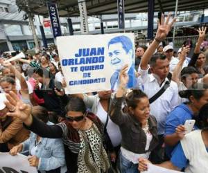 Miles de nacionalistas se congregaron en el TSE para escuchar su resolución sobre la inscripción de JOH como candidato a la presidencia de Honduras, foto: Marvin Salgado / EL HERALDO.