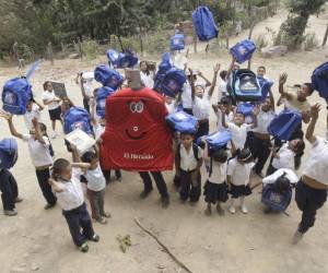 Emocionados, los pequeños alzaron sus mochilas mientras jugaban con Don Borrador, uno de los personajes de nuestra campaña educativa.