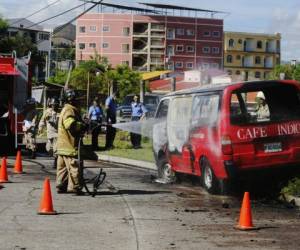 Un microbús repartidor de la empresa Café el Indio fue quemada este martes en una zona residencial de la capital de Honduras, foto: Estalin Irías / Noticias de Honduras / Sucesos de Honduras.