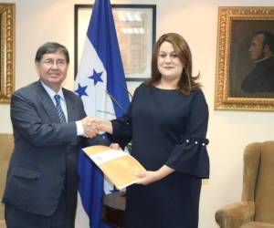Luiz Antonio Guimarães Marrey, nuevo vocero de la Maccih y María Dolores Agüero Lara, canciller de Honduras.