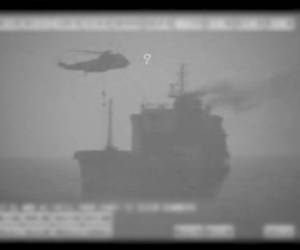 En esta imagen, tomada de un video distribuido por el Comando Central del Ejército de Estados Unidos, fuerzas iraníes descienden por una cuerda desde un helicóptero al petrolero MV Wila, en el Golfo de Omán, ante la costa de Emiratos Árabes Unidos, el 12 de agosto de 2020. (Comando Central del Ejército de Estados Unidos vía AP)