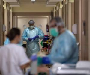 Madrid: un médico se quita los guantes después de atender a pacientes con coronavirus COVID-19 en la clínica privada CEMTRO en Madrid el 17 de abril de 2020. El número de muertos en España aumentó a casi 19,500, según cifras del gobierno. El país informó 585 nuevas muertes en las últimas 24 horas, pero dijo que había revisado su mecanismo de conteo, haciendo que las cifras sean difíciles de comparar con los peajes anteriores. / AFP / PIERRE-PHILIPPE MARCOU
