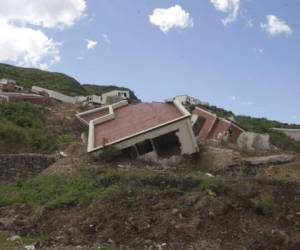 Aunque todavía hay familias viviendo en la zona, la mayoría de las casas sucumbieron.