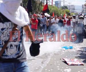 Los policías 'metieron infiltrados en la manifestación con gente con piedras para después justificar y gasearlos', denunció el expresidente Manuel Zelaya. Fotos: Estalin Irías/EL HERALDO.