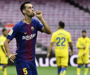 El mediocampista español de Barcelona, ​​Sergio Busquets, celebra tras marcar un gol durante el partido de fútbol de la liga española FC Barcelona vs UD Las Palmas se juega a puerta cerrada en el estadio Camp Nou de Barcelona. Foto Agencia AFP.