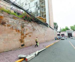Luego de constantes denuncias de EL HERALDO, se retiraron los cables que atentaban contra la seguridad de los peatones que tenían que caminar por la calle, pues la acera estaba cubierta por cables. Foto: Marvin Salgado/EL HERALDO