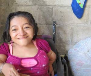 Con una sonrisa, así recibe cada día de su vida Rita, su alegría es mayor cuando acude a la escuela.