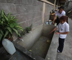 Las pilas vacías y los sanitarios colapsados por heces tienen con angustia y desesperación a docentes y alumnos del centro educativo. Foto: Johny Magallanes/EL HERALDO.