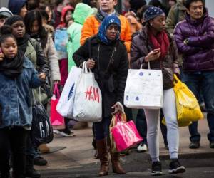 Las calles de Nueva York se llenaron de compradores. (Foto: AFP)