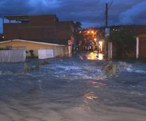 La quebrada que cruza la colonia San Miguel Árcangel, al norte de la capital, se salió de su cauce e inundó las calles, foto: Johny Magallanes.
