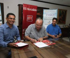 Fernando Berríos, jefe de Redacción de EL HERALDO; Roberto Ordóñez, ministro de Insep, y Jesús Mejía, viceministro de Servicios Públicos.