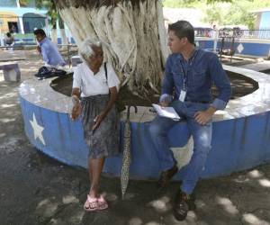 El periodista Javier Flores dialogó con doña María Ortiz.