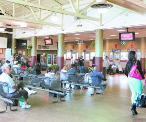 Esta es la terminal de buses en Phoenix, Arizona, a la que llegan decenas de niños, entre ellos hondureños, luego de ser encontrados en puntos fronterizos.