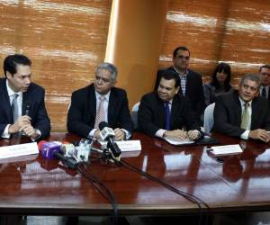 Jesús Mejía, gerente de Hondutel; Héctor Pavón, ejecutivo de Claro; Ricardo Cardona, presidente de Conatel y Otto Pineda, ejecutivo de Tigo, durante el lanzamiento de la “lista negra”.