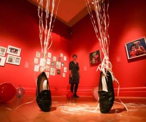 Las inconfundibles zapatillas de baile aún simulan sus movimientos en la exposición de arte.