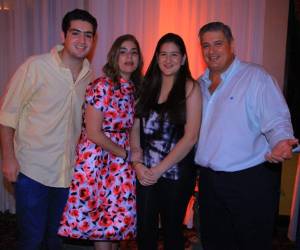 Juan Pablo, Ruth Marie, Amanda y Juan Carlos Sabillón disfrutaron de una noche inolvidable.