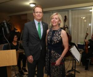 El embajador James Nealon y su esposa Kristin Nealon.