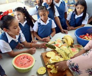 Los niños elaboraron un delicioso tutifruti; aprendieron a cuidar de su cuerpo y mente.