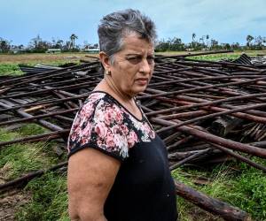 Maritza Carpio, propietaria de una finca de tabaco, mira su casa de tabaco destruida tras el paso del huracán Ian en San Luis, Cuba, el 27 de septiembre de 2022.
