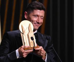 El delantero polaco del Barcelona Robert Lewandowski habla antes de entregar el Trofeo Gerd Muller al mejor delantero durante la ceremonia de entrega del Balón de Oro 2022.