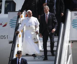 El papa León XIV y el rey Felipe IV descienden del avión que debería trasladar al pontífice a Roma tras su viaje de siete días a España por problemas técnicos que impiden su despegue del aeropuerto de Los Rodeos.