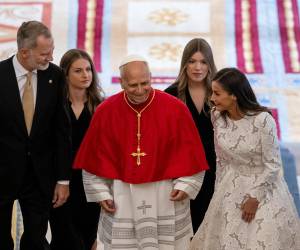 El papa León XIV acompañado de los reyes Felipe y Letizia, la princesa Leonor y la infanta Sofía ascienden por la Escalera de Embajadores del Palacio Real, donde tiene lugar la ceremonia de bienvenida al Sumo Pontífice que inicia este sábado en la capital un viaje de seis días a España. EFE/Daniel González