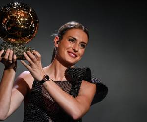 La centrocampista española del FC Barcelona, Alexia Putellas, recibió su segundo premio Woman Ballon d’Or durante la ceremonia de entrega de premios del Balón de Oro 2022.
