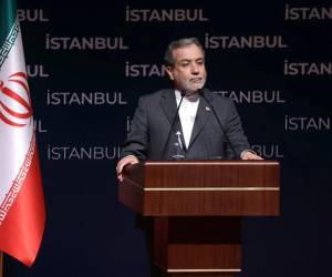 El ministro de Exteriores iraní, Abás Araqchí, se ofrece a retomar el diálogo nuclear.