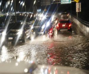 Largas filas se experimentaron la noche de este martes en varios bulevares de Tegucigalpa y Comayagüela luego de las lluvias registradas en horas de la tarde, a continuación imágenes del caos vehicular.